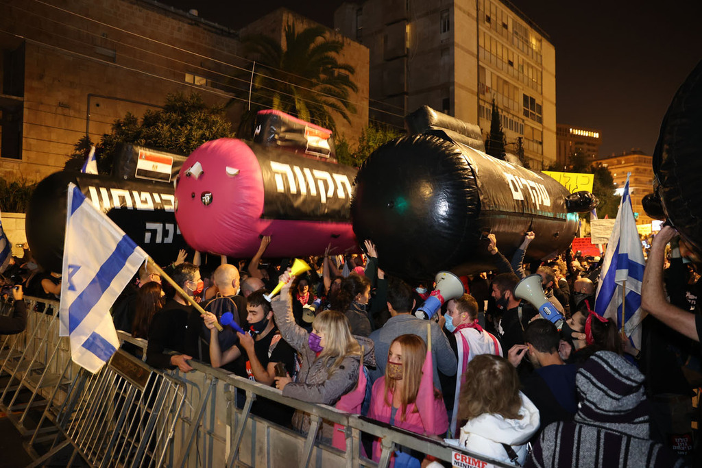 מפגינים בבלפור (צילום: עמית שאבי) ההפגנה מול בלפור