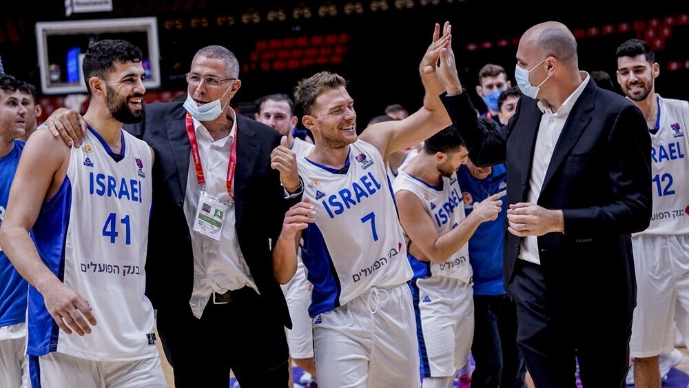 ניצחון ענק. שחקני נבחרת ישראל חוגגים (צילום: FIBA PHOTO) שחקני נבחרת ישראל חוגגים