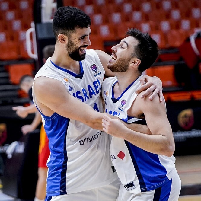 "ניצחון נהדר שלנו". גינת עם תמיר בלאט (צילום: FIBA PHOTO) תמיר בלאט ותומר גינת