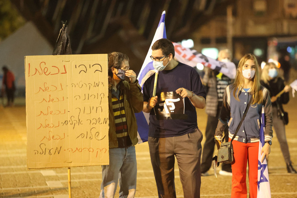 מפגינים בתל אביב (צילום: מוטי קמחי ) ההפגנה בכיכר רבין