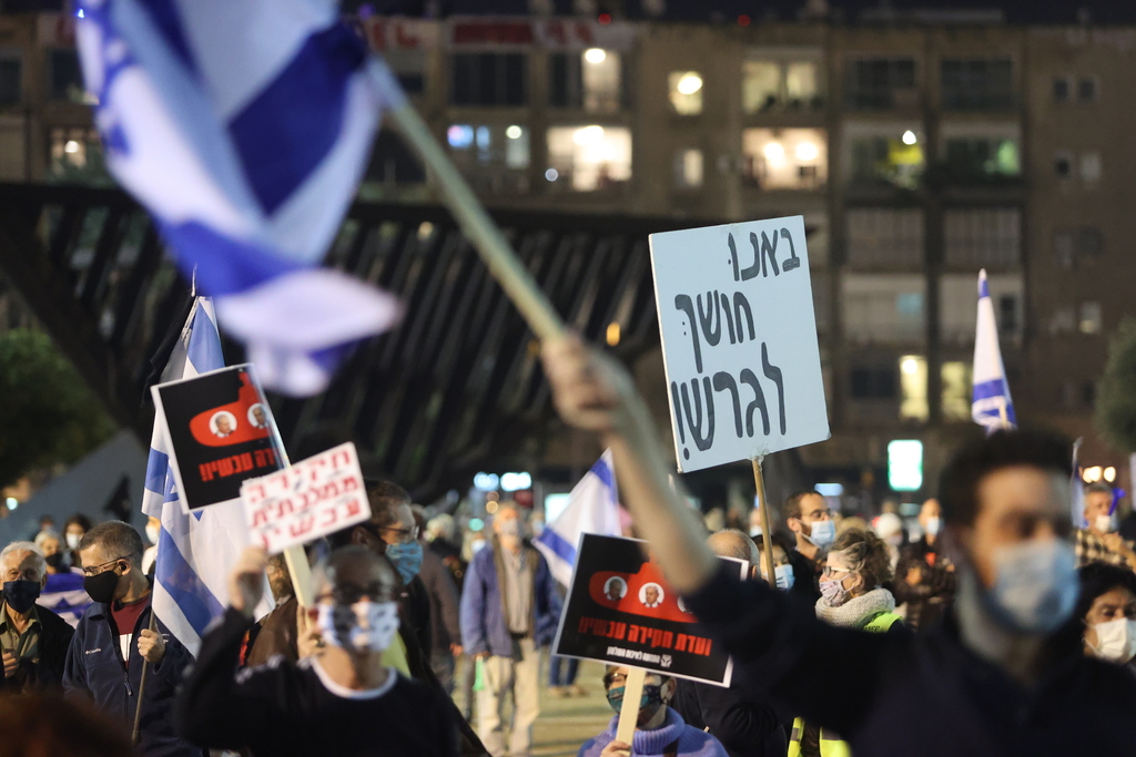 מפגינים בת"א (צילום: מוטי קמחי ) ההפגנה בכיכר רבין