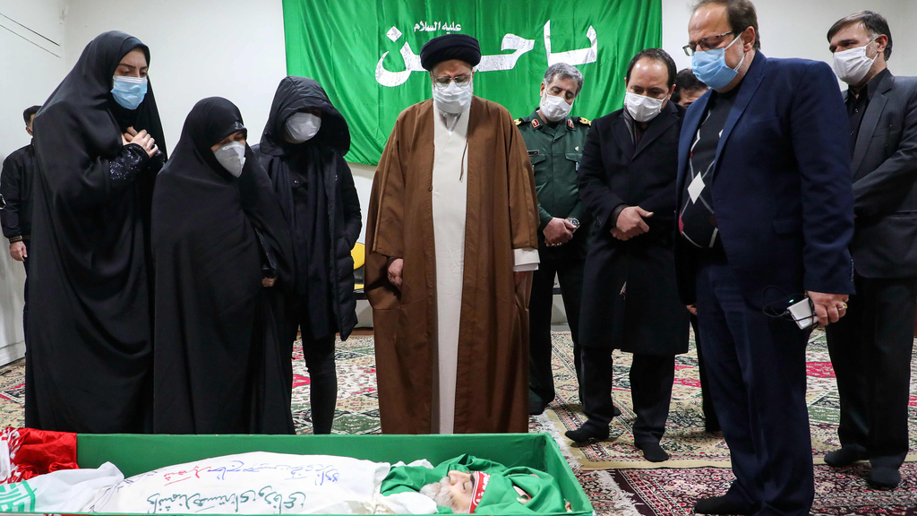 הלוויית המדען פחריזאדה, אתמול (צילום: AFP) איראן מוחסן פחריזאדה מדען גרעין חוסל חולקים לו כבוד ב טהרן ב 28 נובמבר