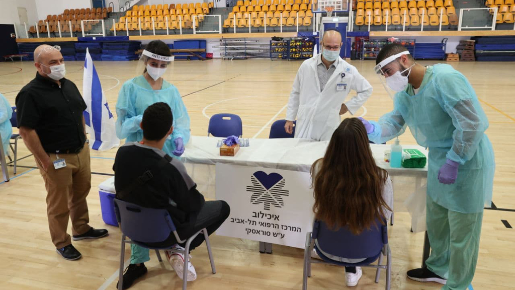 בדיקות קורונה מהירות בבית ספר אליאנס תל אביב (צילום: מוטי קמחי) בדיקות קורונה מהירות בבית ספר אליאנס תל אביב
