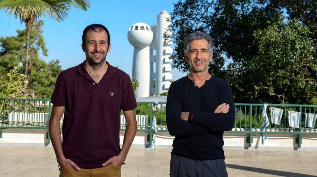 מימין: פרופ' אילן קורן ואשכול איתן. מפזרים את הערפל (צילום: מסע הקסם המדעי, מכון ויצמן למדע) מימין: פרופ' אילן קורן ואשכול איתן. מפזרים את הערפל
