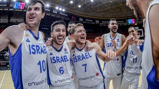 שחקני הנבחרת חוגגים עלייה ליורובאסקט