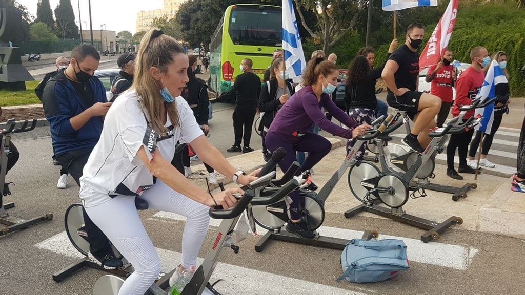 בעלת מכון: "משרד הבריאות הבריז לנו" (צילום: אלכס גמבורג) הפגנה של ענף חדרי הכושר מול משכן הכנסת בירושלים
