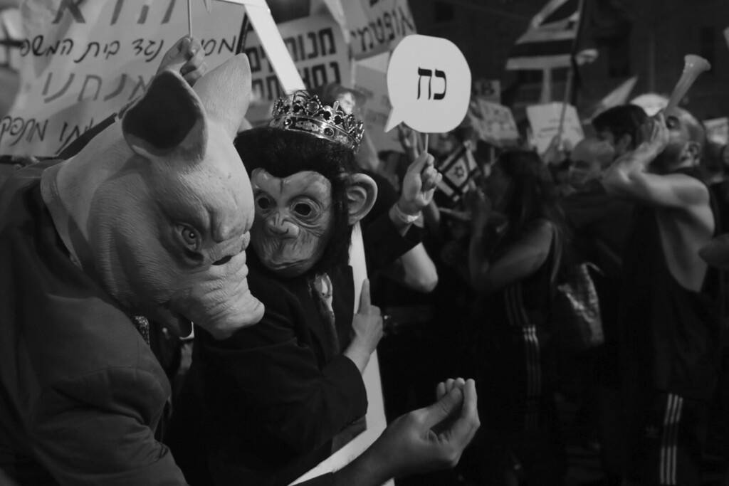 מפגינים מוחים ליד בית ראש הממשלה