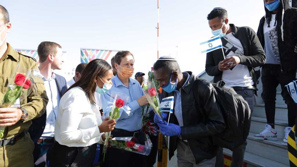 קבלת עולים מאתיופיה בנתב"ג במאי האחרון על ידי יו"ר הסוכנות היהודית, יצחק (בוז'י) הרצוג ושרת העלייה והקליטה, פנינה תמנו-שטה. (צילום: הסוכנות היהודית) קבלת עולים מאתיופיה בנתב"ג במאי האחרון על ידי יו"ר הסוכנות היהודית, יצחק (בוז'י) הרצוג ושרת העלייה והקליטה, פנינה תמנו-שטה.