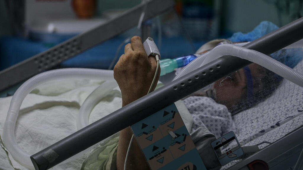 Coronavirus patient at a hospital in Gaza (Photo: EPA) חולת קורונה ב בית חולים ליד רפיח ב רצועת עזה