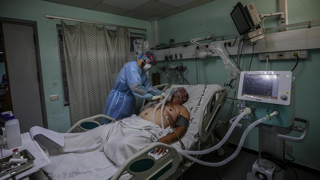 A coronavirus patient hospitalized in Gaza (Photo: EPA) חולה קורונה ב בית חולים ליד רפיח ב רצועת עזה