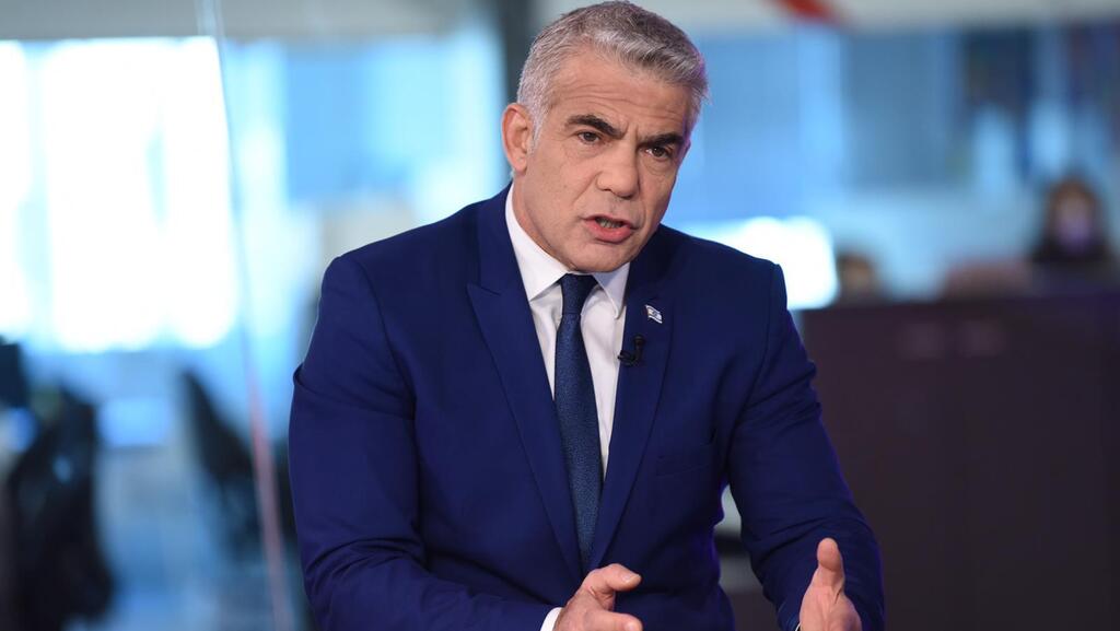 "ההתקפות של הליכוד משעשעות, הם ישבו עם לפיד ב-2013". יו"ר יש עתיד (צילום: קובי קואנקס) יאיר לפיד באולפן ynet