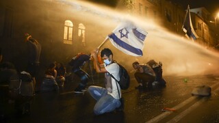 מפגינים מתעמתים עם כוחות הביטחון במהלך הפגנה נגד ראש הממשלה, בנימין נתניהו