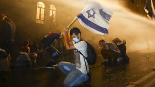 מפגינים מתעמתים עם כוחות הביטחון במהלך הפגנה נגד ראש הממשלה, בנימין נתניהו