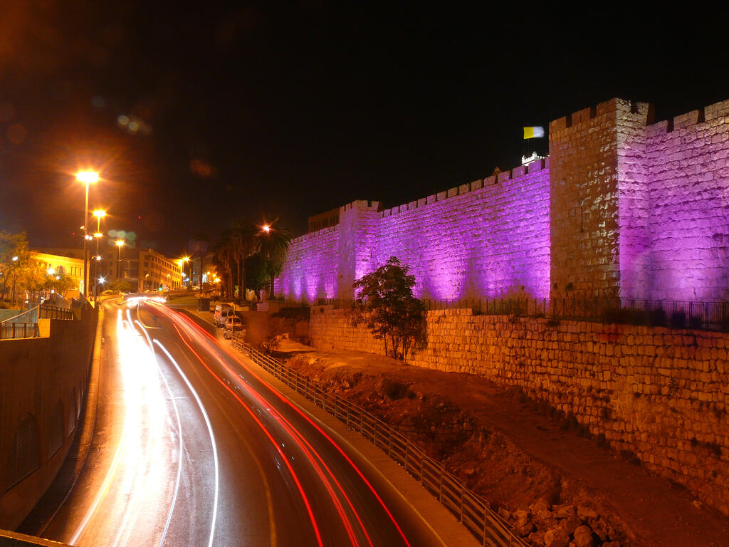 חומות ירושלים מוארות בסגול (צילום: משה מילנר) חומות ירושלים מוארות בסגול
