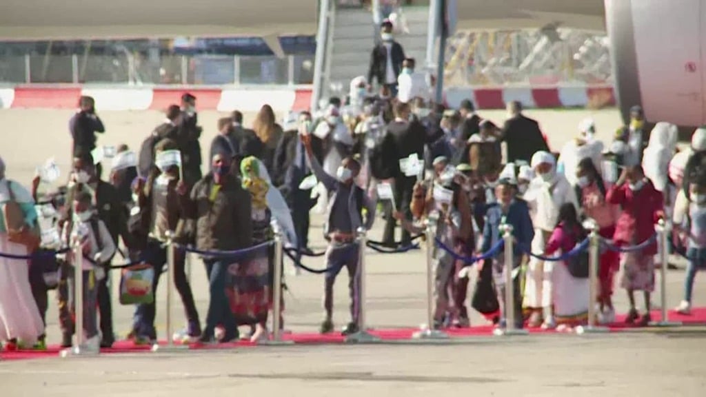 Hundreds of Ethiopian Jews arrive at Ben Gurion Airport (Photo: Hagai Dekel) העולים יורדים מהמטוס