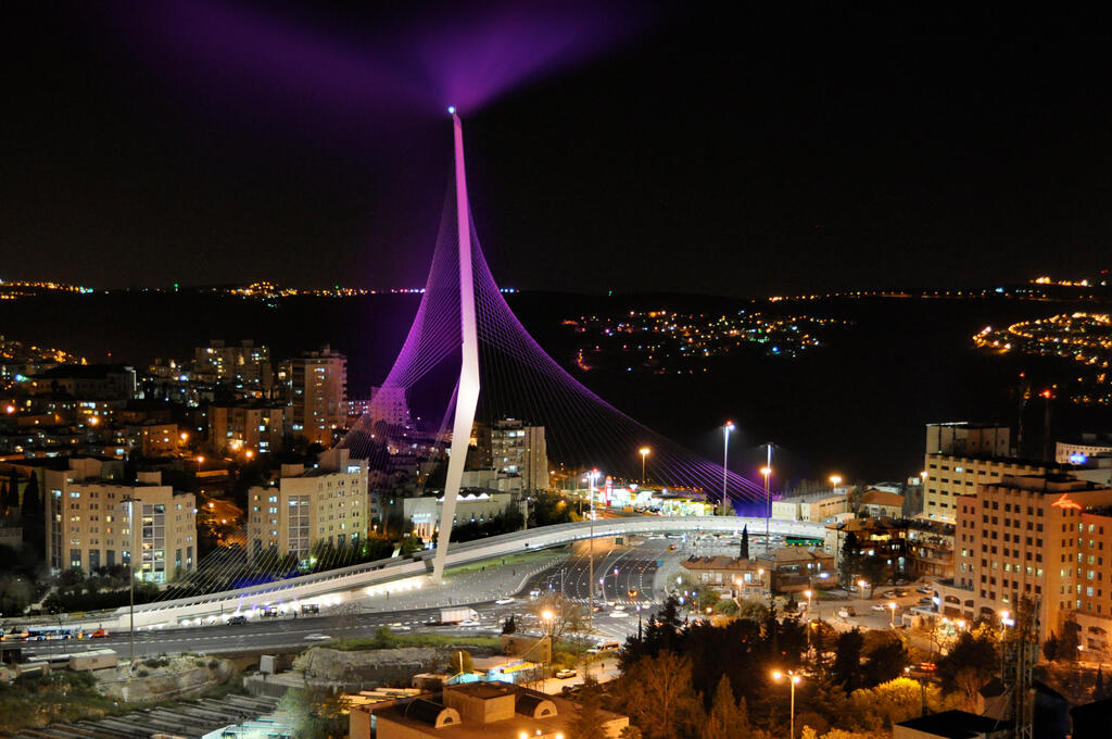 גשר המיתרים בירושלים מואר בסגול (צילום: משה מילנר) גשר המיתרים בירושלים מואר בסגול