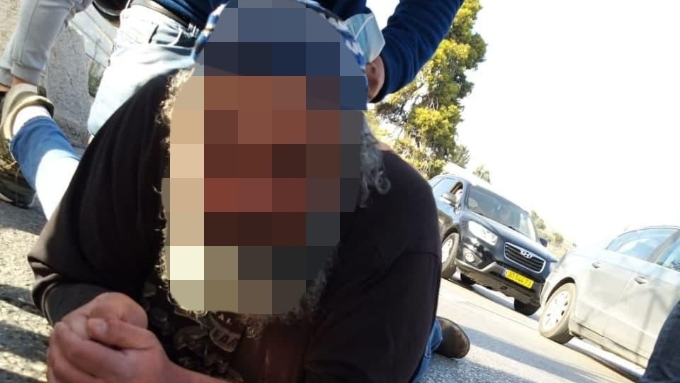 היסטוריה של הצתות. מעצר החשוד השוטרים עוצרים אדם שחשוד בהצתת כנסייה במזרח ירושלים