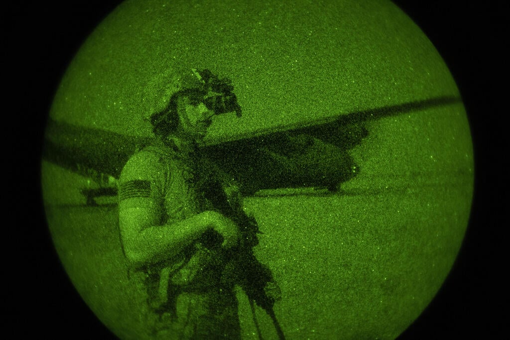 חייל של ארה"ב בפעילות בסומליה (צילום: AP, HORN OF AFRICA / Tech. Sgt. Christopher Ruano ) חייל אמריקני במהלך פעילות ב סומליה צבא ארה"ב
