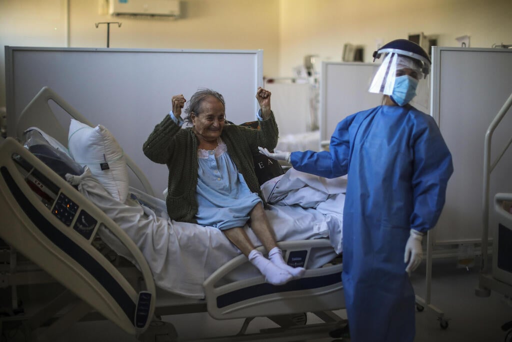 מאושפזת במחלקת קורונה מתבשרת שבקרוב תשוחרר מבית החולים בבואנוס איירס (צילום: AP) ארגנטינה אישה שחלתה ב קורונה מתבשרת על שחרורה מבית החולים