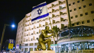 איתי זלאיט פסל מפגין כיכר פריז ירושלים בלפור