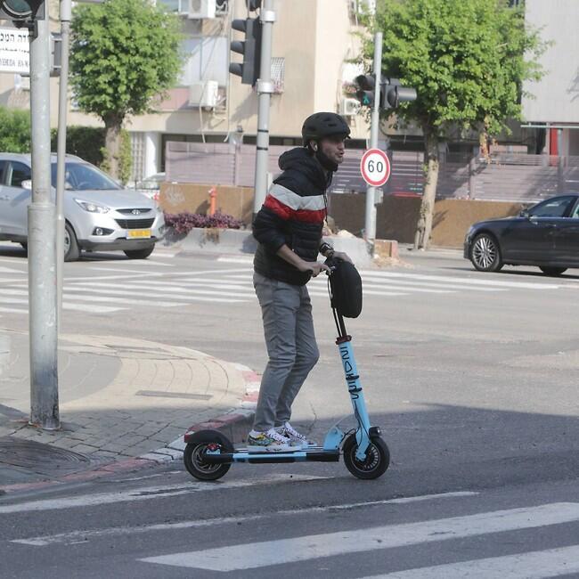 אזרח שומר חוק (צילום: מוטי לבטון) אזרח שומר חוק