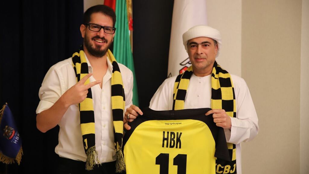 Emirati Sheikh Hamad bin Khalifa, right, with BeitarJerusalem's Israeli owner Moshe Hogeg (Photo: Courtesy) חמד בן ח'ליפה ומשה חוגג