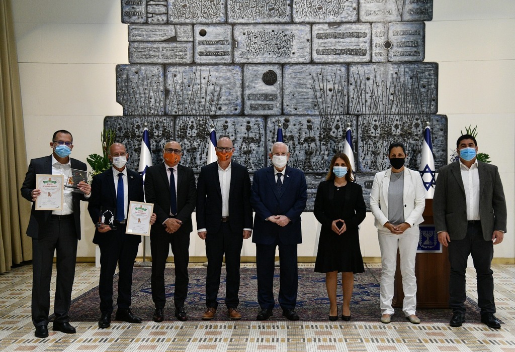 הנשיא ריבלין עם השרה גמליאל, מנכ"ל תאגיד המחזור תמיר וראשי הרשויות שקיבלו אותו (צילום: חיים צח, לע"מ) הנשיא ריבלין עם השרה גמליאל, מנכ"ל תאגיד המחזור תמיר וראשי הרשויות שקיבלו אותו