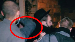 שוטר מכה מפגין במהלך הפגנת החרדים בירושלים