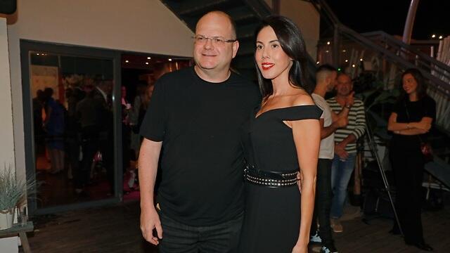 ''הילד אמר את הבולונז של אבא אנחנו הכי אוהבים''. שויד ואשתו מיטל דנינו (צילום: דנה קופל) ''הילד אמר את הבולונז של אבא אנחנו הכי אוהבים''. שויד ואשתו מיטל דנינו