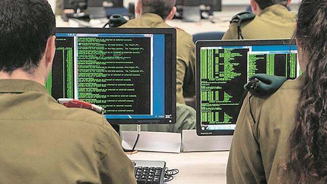 ''צריך לייצר את ההזדמנויות''. חיילים ביחידת 8200 (צילום: דובר צה"ל) ''צריך לייצר את ההזדמנויות''. חיילים ביחידת 8200