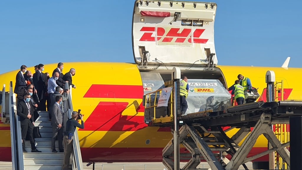 המטוס שהביא את המשלוח הראשון של החיסונים (צילום: שמוליק דודפור) בנימין נתניהו ויולי אדלשטיין בקבלת המטוס שמגיע עם החיסונים נגד קורונה לישראל