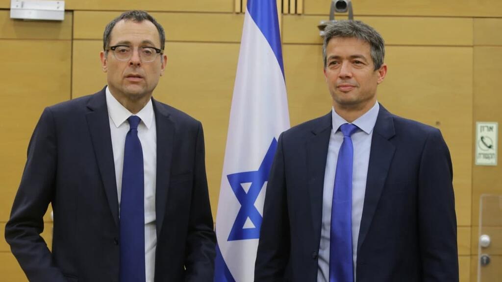 "עדיין שבויים במחנה 'רק לא ביבי'". הנדל והאוזר (צילום: אלכס קולומויסקי) יועז הנדל וצבי האוזר