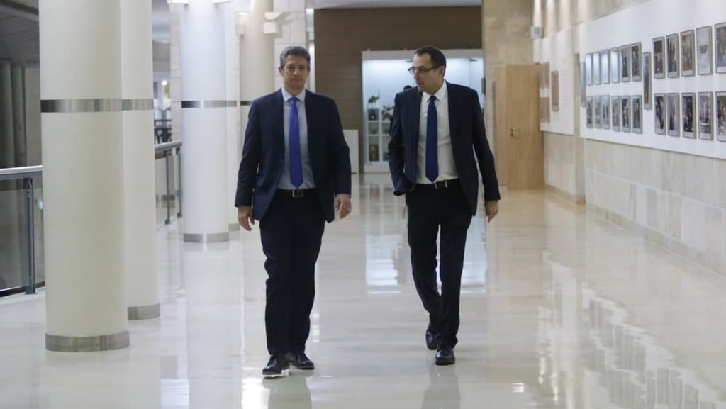 הנדל והאוזר בכנסת, היום (צילום: אלכס קולומויסקי) יועז הנדל וצבי האוזר