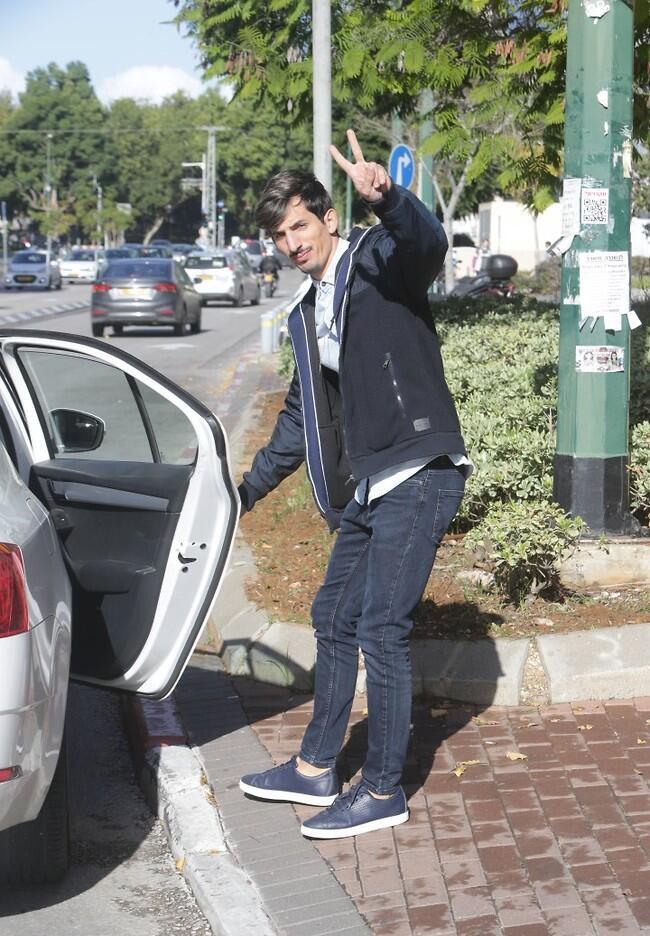 מבחוץ חיוך קטן, מבפנים זיקוקים (צילום: מוטי לבטון) מבחוץ חיוך קטן, מבפנים זיקוקים