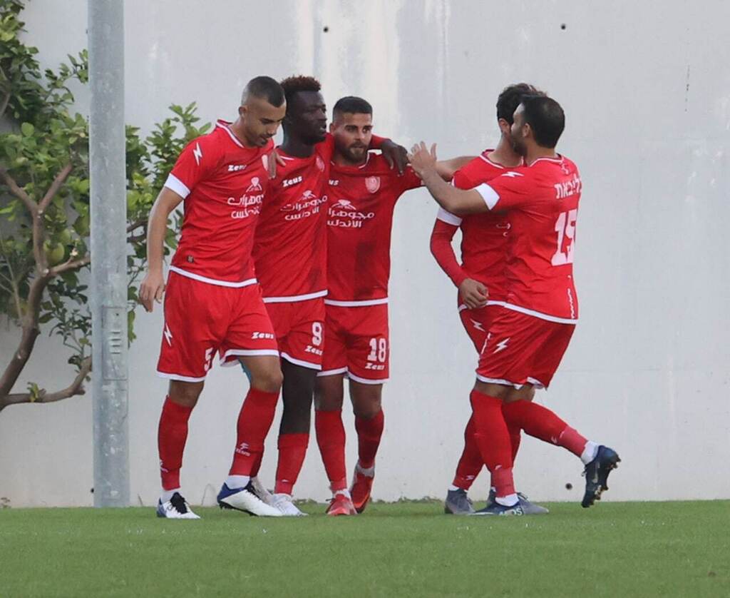 שחקני הפועל אום אל פאחם חוגגים (צילום: אורן אהרוני) שחקני הפועל אום אל פאחם חוגגים