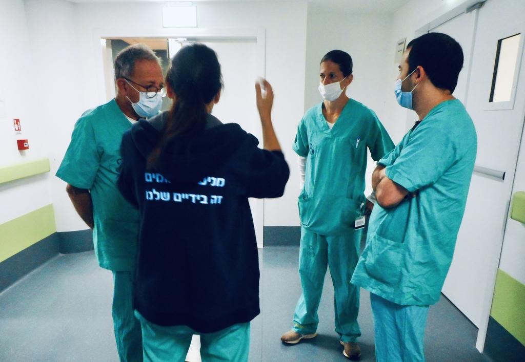 הצוות הישראלי משיבא תל השומר (דוברות בית החולים ורדונו) צוותים רפואיים מ שיבא תל השומר מסייעים ל בית חולים ב איטליה