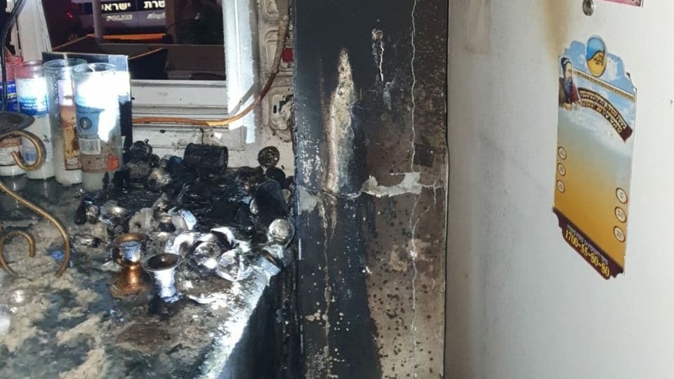 צילום: תיעוד מבצעי כבאות והצלה נתניה דלקה בנתניה כתוצאה מהדלקת נרות שבת וחנוכה