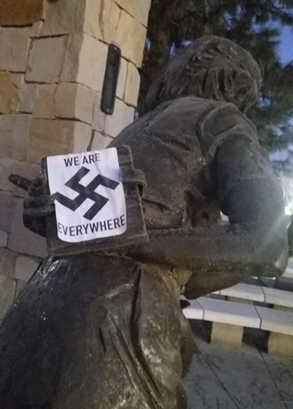 The Anne Frank Memorial in Idaho vandalized with a swastika (Photo: Wassmuth Center for Human Rights via AP) אנדרטת אנה פרנק באיידהו ארה"ב הושחתה