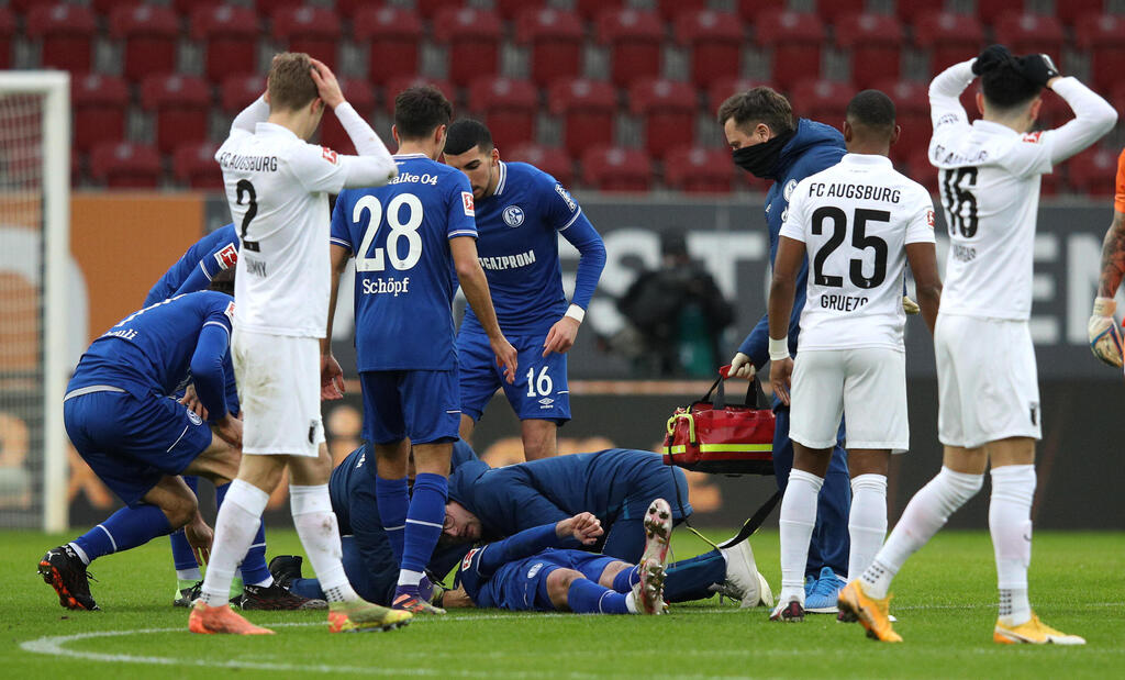 גם שחקני אוגסבורג היו המומים (צילום: getty images) הטיפול במארק אות אחרי שנפצע