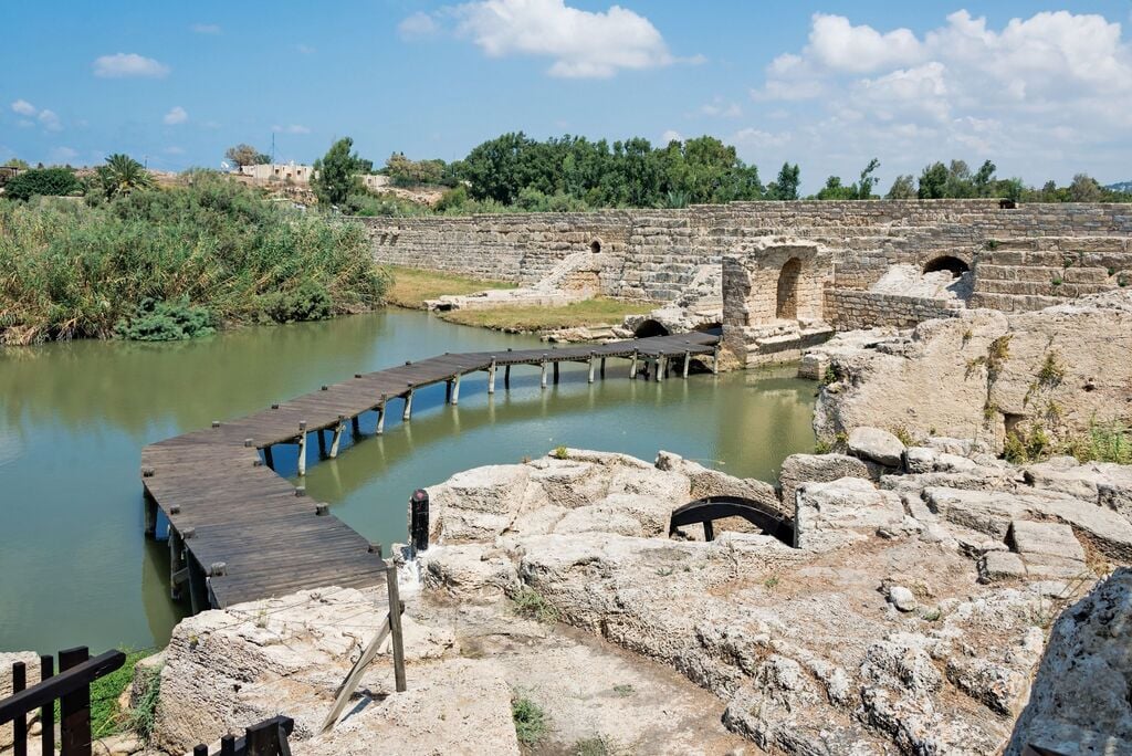 מה שילדים אוהבים. ללכת מעל המים בנחל תנינים (צילום: Shutterstock) לאשה