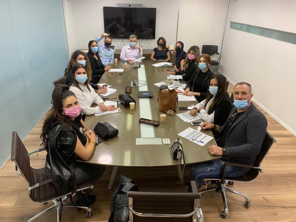 מתוך המיונים לקורס הדיילות בארקיע. בריאיון נכחו: מנכ"ל ארקיע אינטרנשיונל עוז ברלוביץ, דיילת אוויר ראשית, רלי כהן ויועץ אסטרטגי של החברה, אמיר עאסי (צילום: תומר נוני, ארקיע) מיונים לקורס דיילות מהמגדר הערבי בארקיע