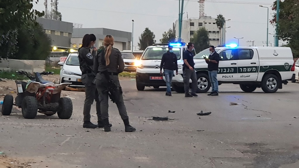 זירת התאונה (צילום: שמוליק דודפור) ילד שרכב על טרקטורון צעצוע נפצע קשה ברמלה