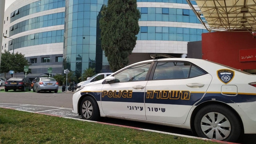 כוחות המשטרה מחוץ לבית החולים אסף הרופא (צילום: שאול גולן) בית חולים אסף הרופא: גבר רצח אשתו אשר חולה סופנית והתאבד