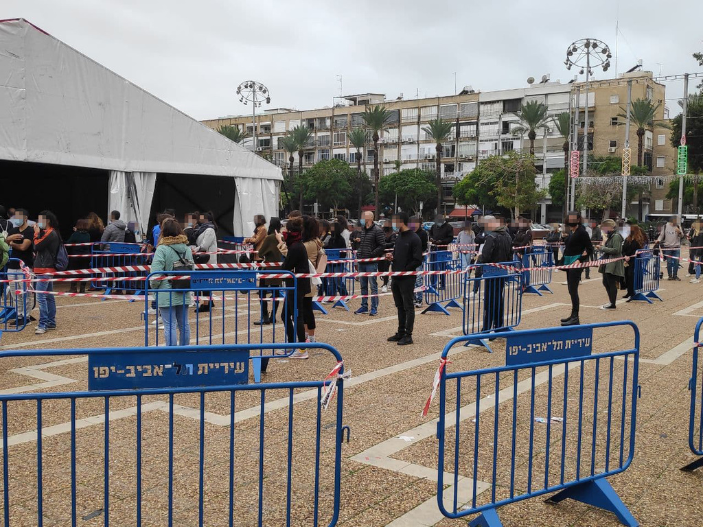 צריך הפניה כדי להיבדק. מתחם בדיקות הקורונה בכיכר רבין (צילום: אלון סטרימלינג) מתחם בדיקות הקורונה בכיכר רבין בתל אביב
