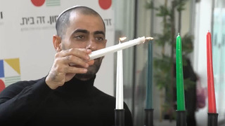 אסי ישראלוף מדליק נר לבן למלאכים בלבן