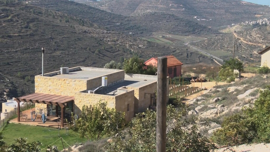 "במבנים לא חוקיים בטייבה אין בעיות חשמל". מאחז גבעת הראל (צילום: משה מזרחי) גבעת הראל
