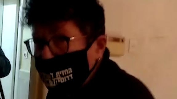 שוטרים הגיעו לשפי פז ומעכבים אותה לחקירה בעקבות הפריצה לגן לילדים זרים בדרום תל אביב