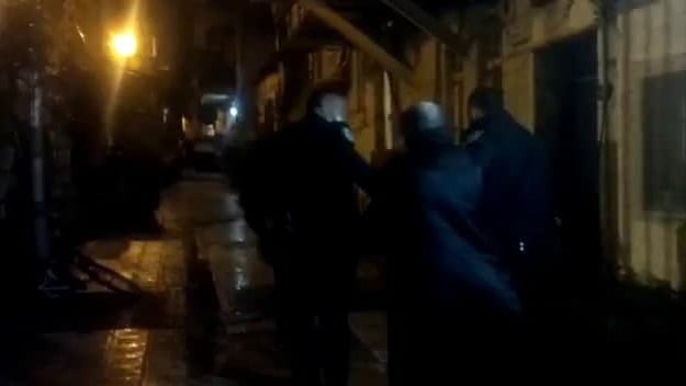 אדם לוקה בנפשו נלקח לחקירה במשטרה באישון לילה