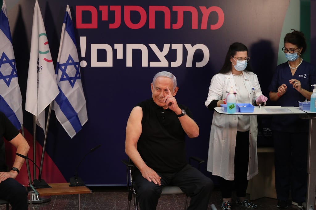 נתניהו מקבל את החיסון הראשון ( צילום: תומר אפלבאום) החיסון