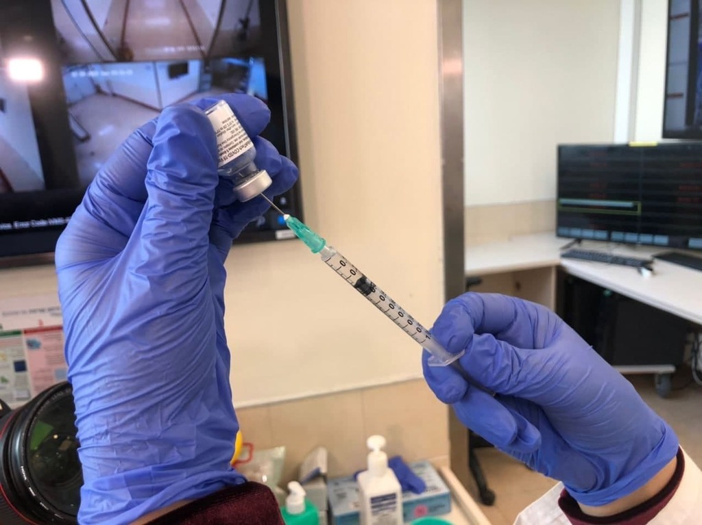 Health workers preparing to administer a dose of coronavirus vaccine at Wolfson Medical Center in Holon (Photo: Nadav Eves) חיסונים בוולפסון